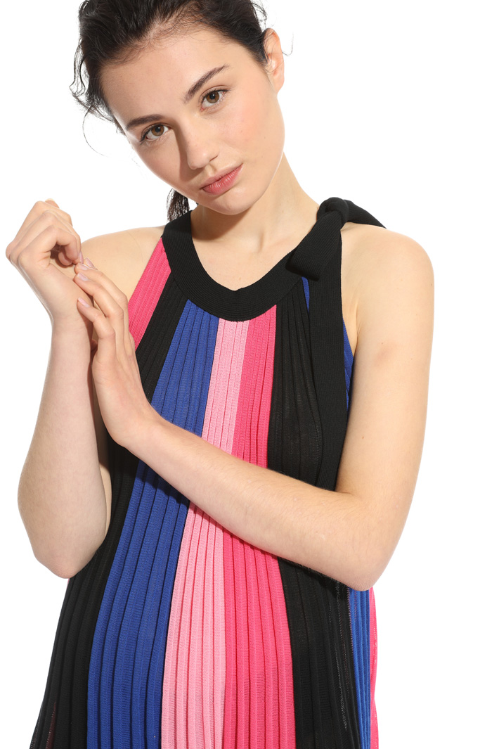 Pleated knit dress
Intrend Pleated knit dress
Intrend