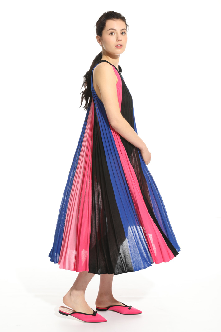 Pleated knit dress
Intrend Pleated knit dress
Intrend