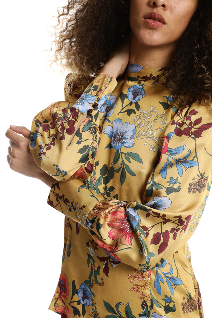 Puff sleeve blouse Intrend Puff sleeve blouse Intrend