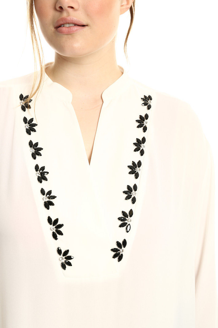 Blouse with jeweled embroidery
Intrend Blouse with jeweled embroidery
Intrend