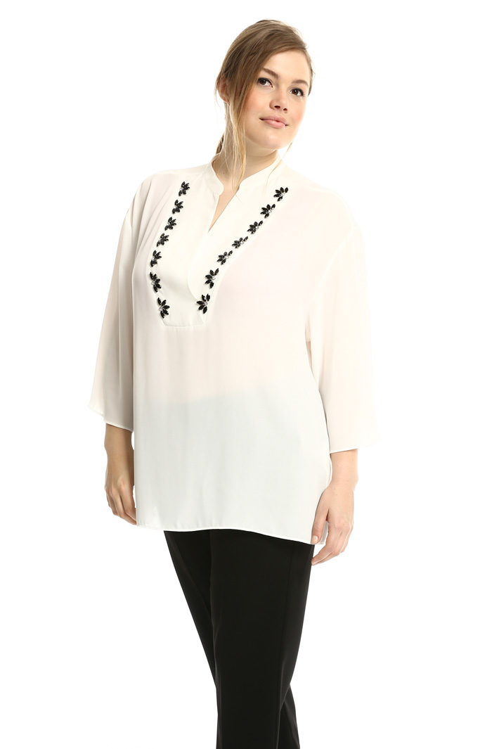 Blouse with jeweled embroidery
Intrend Blouse with jeweled embroidery
Intrend