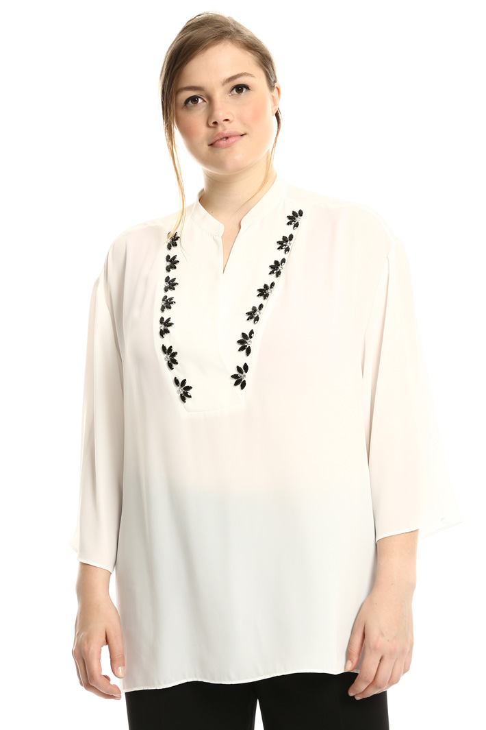 Blouse with jeweled embroidery
Intrend Blouse with jeweled embroidery
Intrend