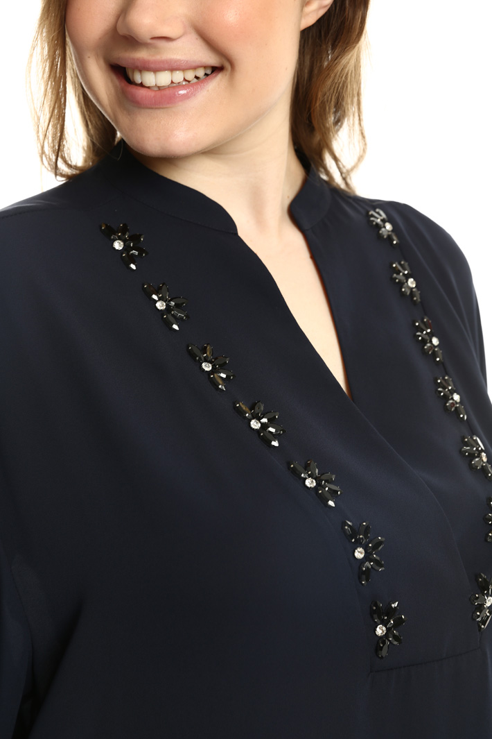 Blouse with jeweled embroidery
Intrend Blouse with jeweled embroidery
Intrend
