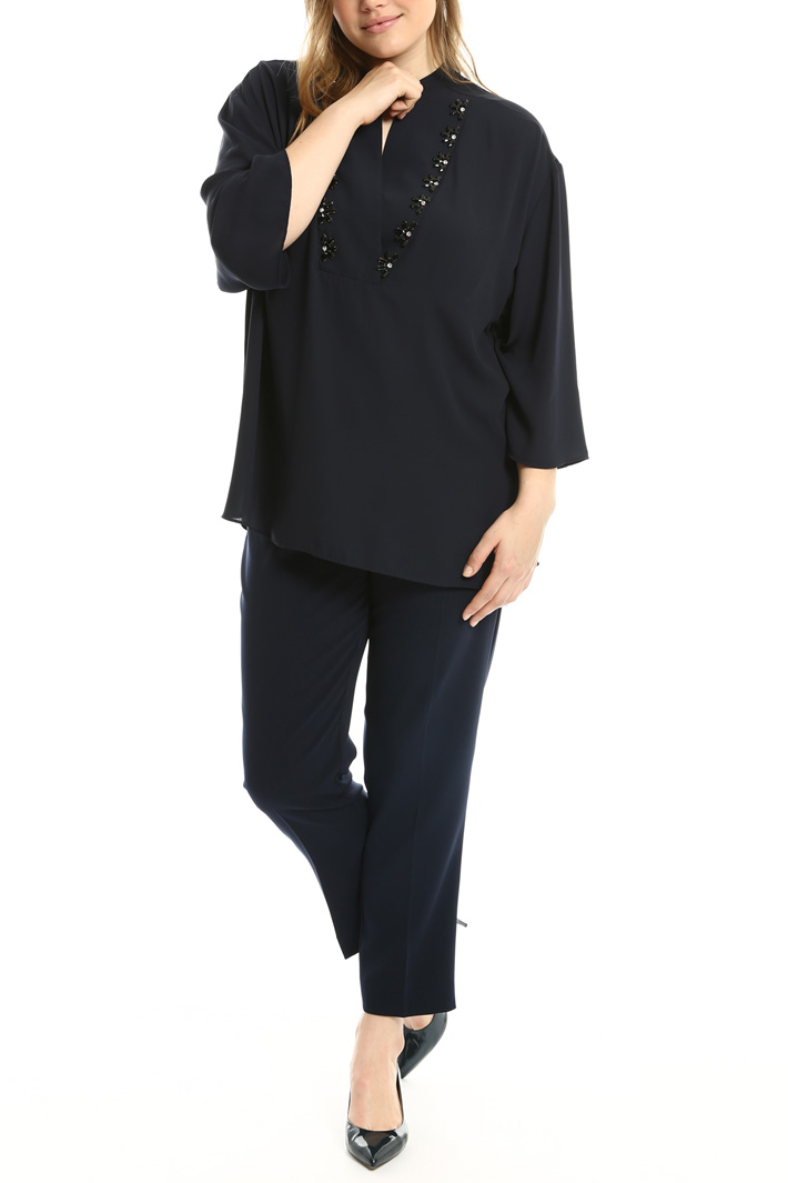 Blouse with jeweled embroidery
Intrend Blouse with jeweled embroidery
Intrend