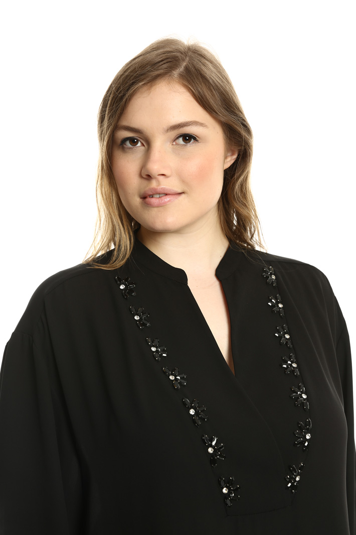 Blouse with jeweled embroidery
Intrend Blouse with jeweled embroidery
Intrend