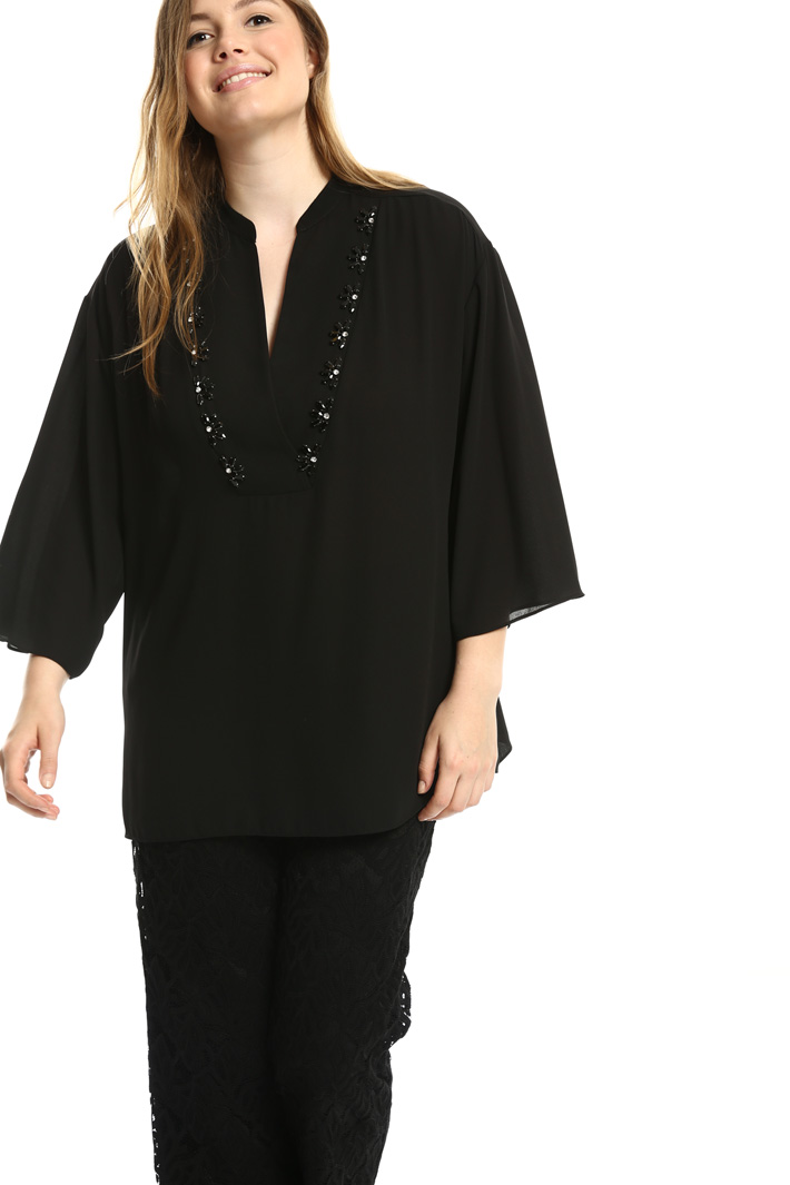 Blouse with jeweled embroidery
Intrend Blouse with jeweled embroidery
Intrend