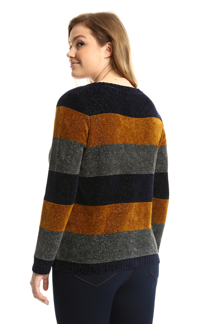 Lurex chenille cardigan
Intrend Lurex chenille cardigan
Intrend