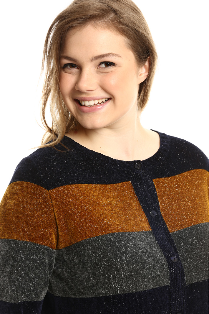 Lurex chenille cardigan
Intrend Lurex chenille cardigan
Intrend