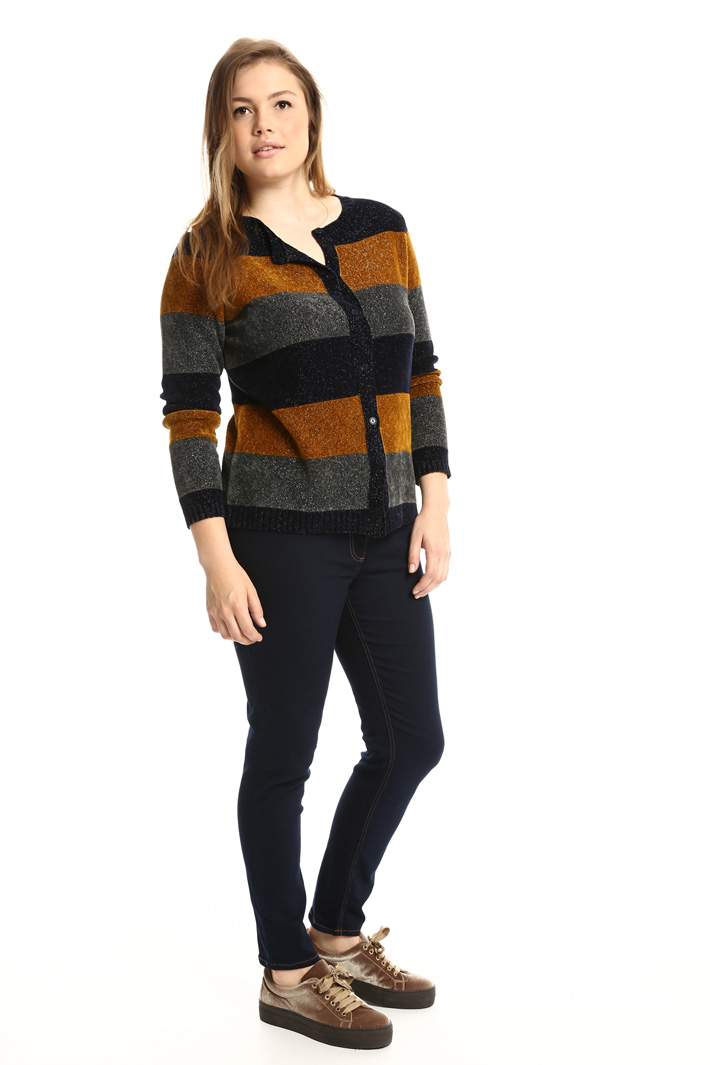 Lurex chenille cardigan
Intrend Lurex chenille cardigan
Intrend