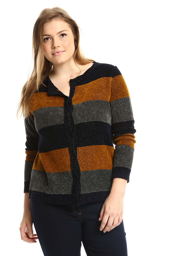 Lurex chenille cardigan
Intrend Lurex chenille cardigan
Intrend