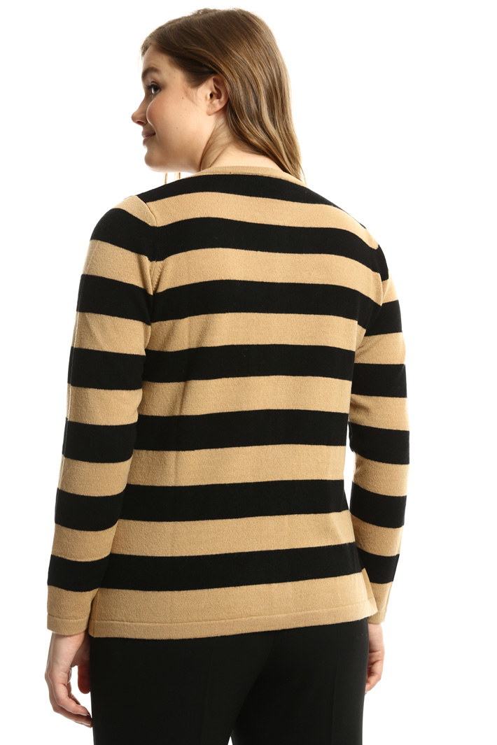 Crewneck cardigan
Intrend Crewneck cardigan
Intrend