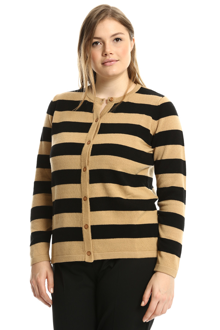Crewneck cardigan
Intrend Crewneck cardigan
Intrend