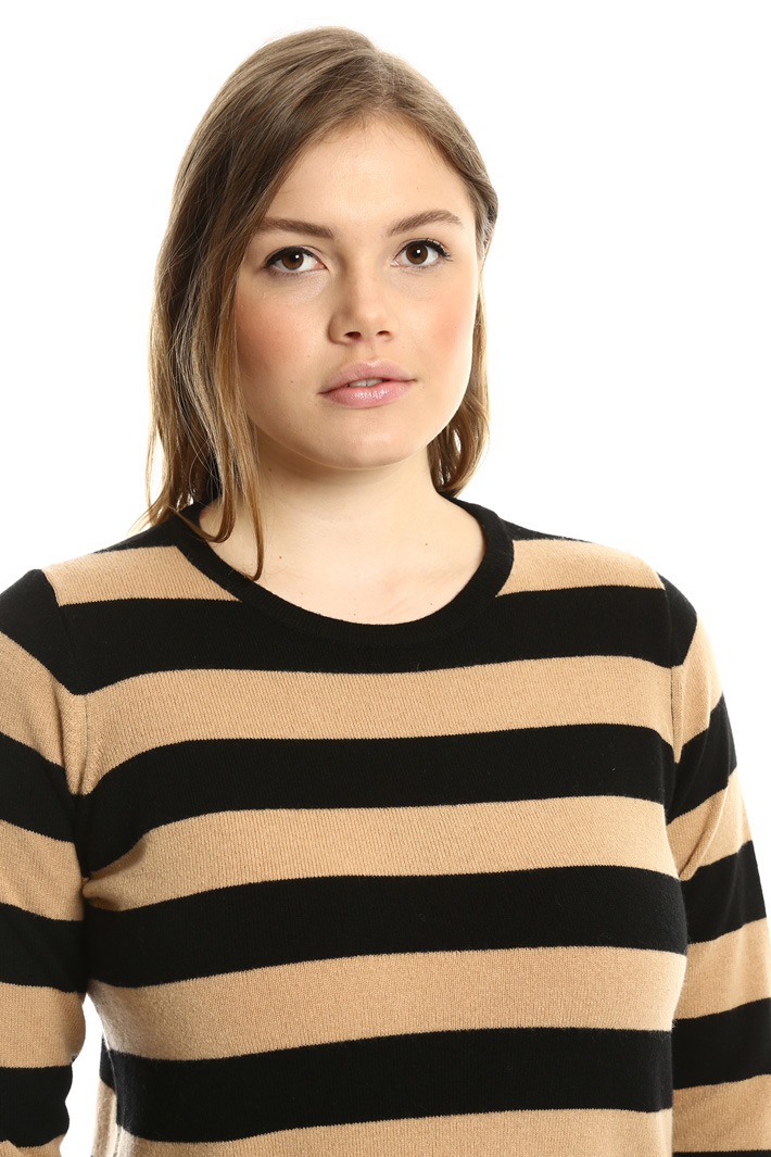Wool and cashmere sweater
Intrend Wool and cashmere sweater
Intrend