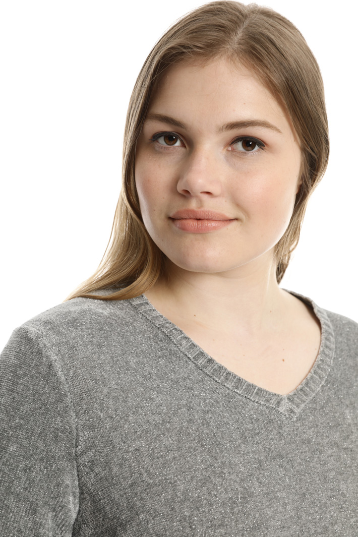 Lurex chenille sweater
Intrend Lurex chenille sweater
Intrend