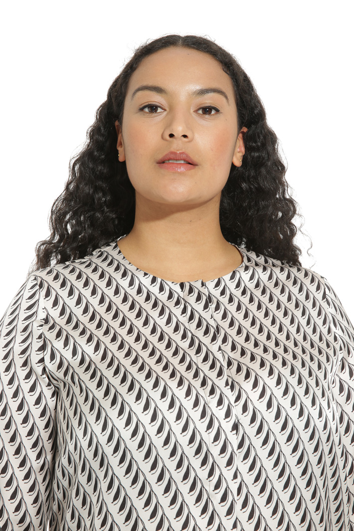Crew neck satin shirt Intrend Crew neck satin shirt Intrend