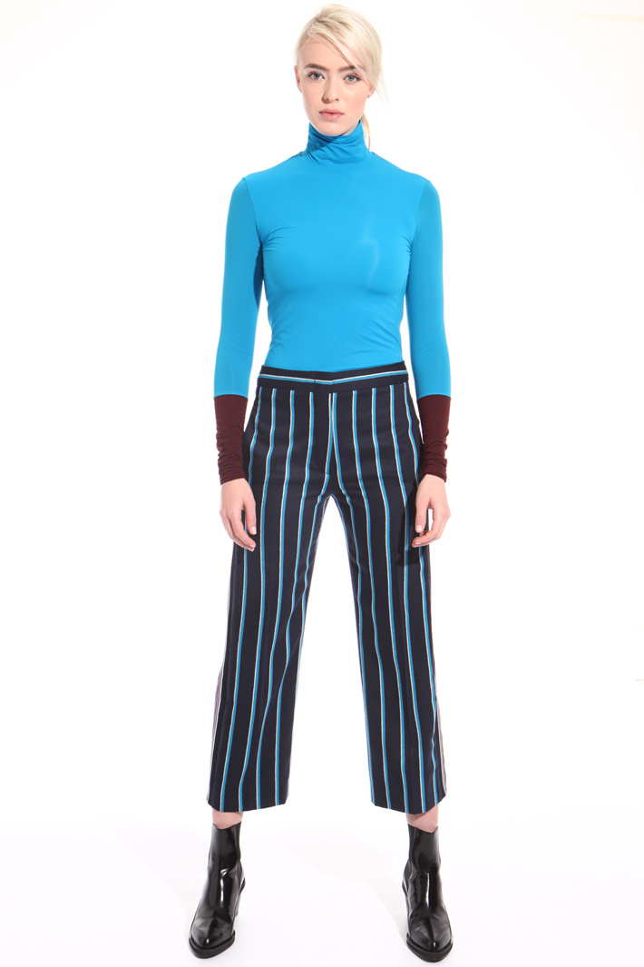 Stretch turtleneck top
Intrend Stretch turtleneck top
Intrend