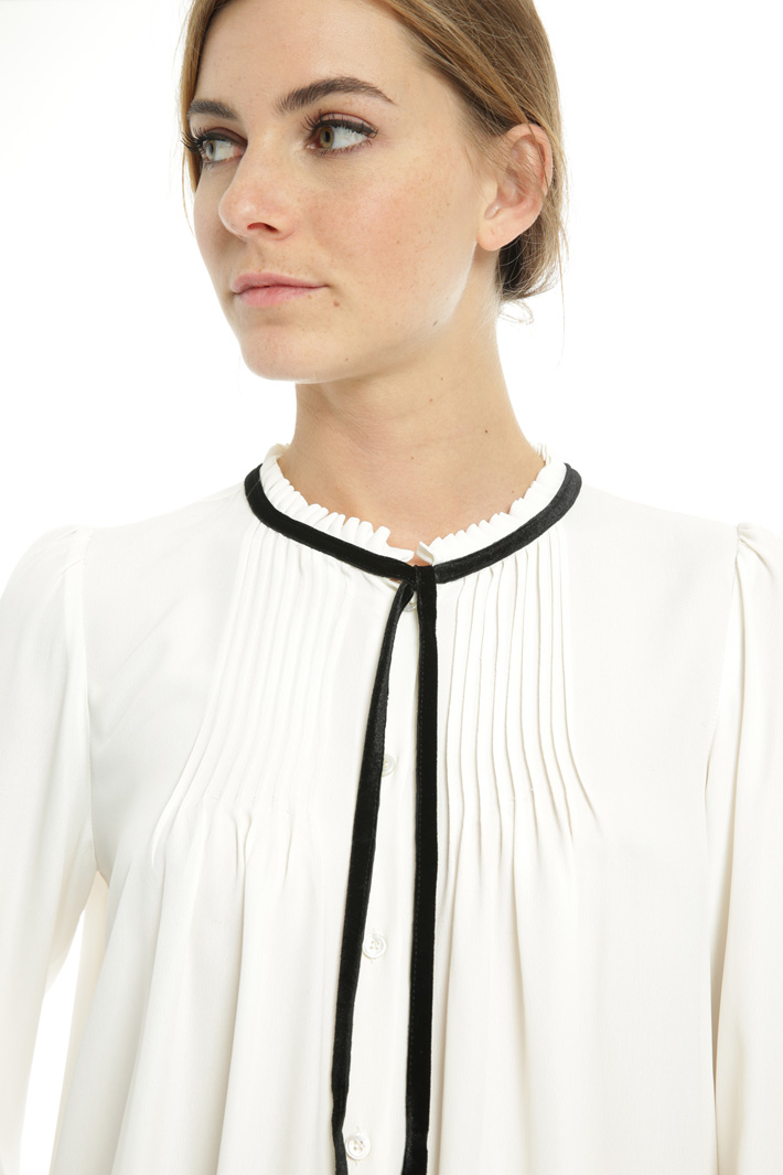 Silk crepe shirt
Intrend Silk crepe shirt
Intrend