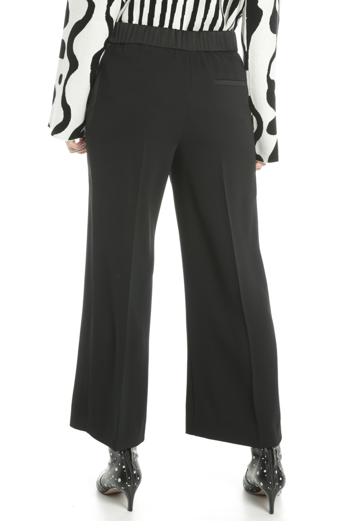 Cropped crepe trousers
Intrend Cropped crepe trousers
Intrend
