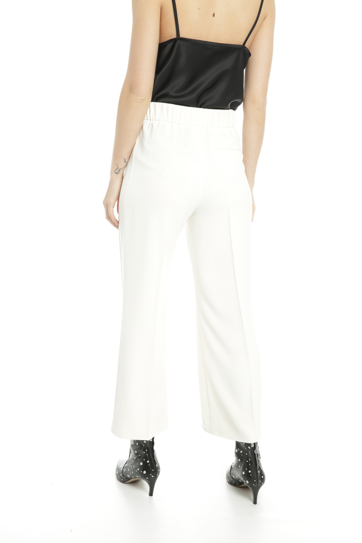 Cropped crepe trousers
Intrend Cropped crepe trousers
Intrend