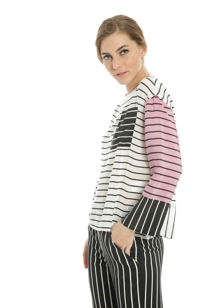 Pure silk striped blouse
Intrend Pure silk striped blouse
Intrend