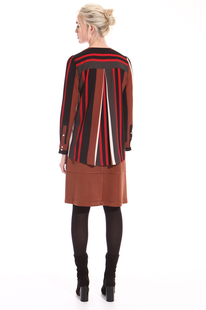 Blouse in striped crepe fabric Intrend Blouse in striped crepe fabric Intrend