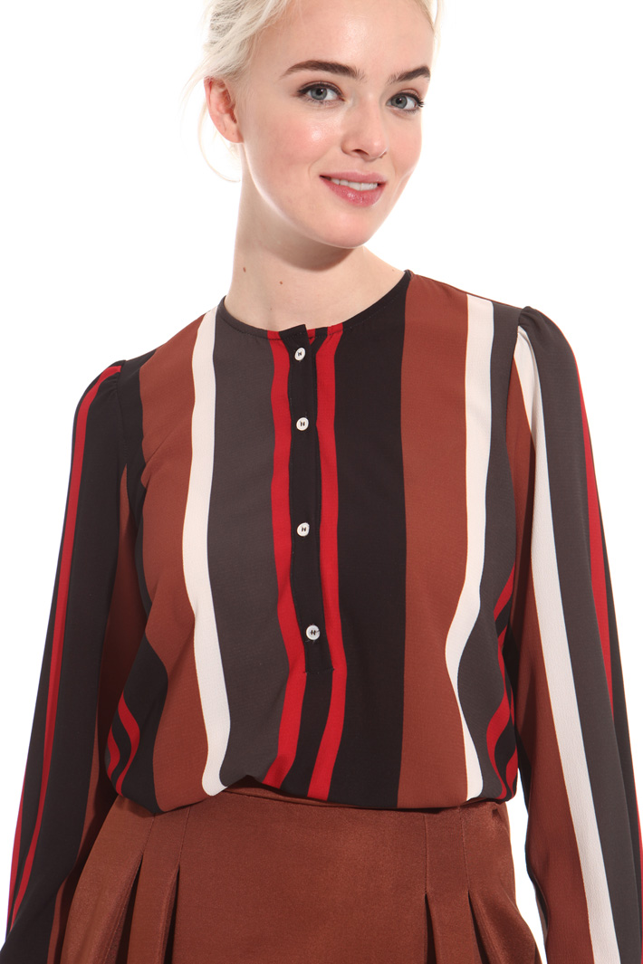 Blouse in striped crepe fabric Intrend Blouse in striped crepe fabric Intrend