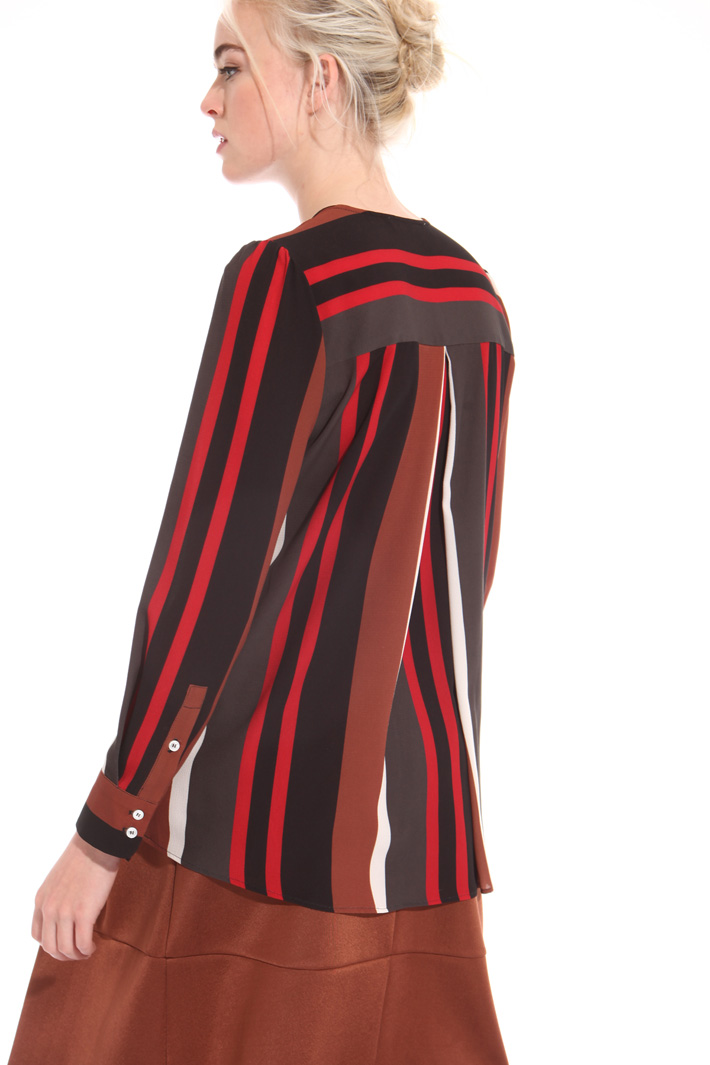 Blouse in striped crepe fabric Intrend Blouse in striped crepe fabric Intrend