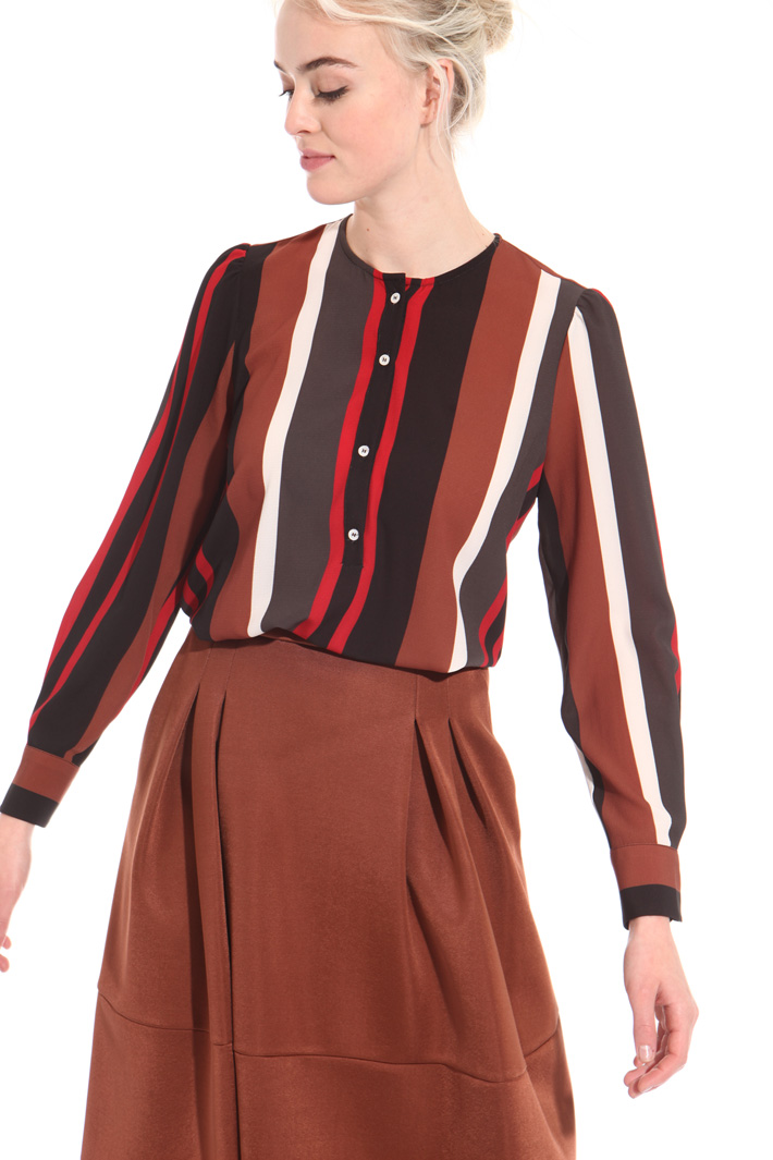 Blouse in striped crepe fabric Intrend Blouse in striped crepe fabric Intrend