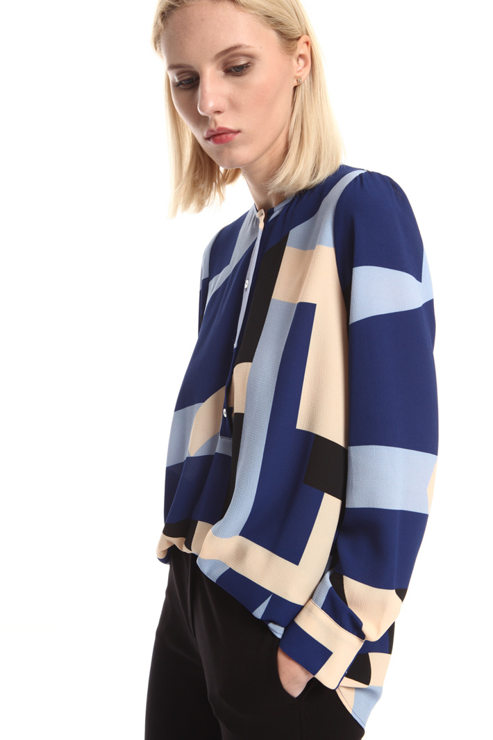 Blouse in striped crepe fabric Intrend Blouse in striped crepe fabric Intrend