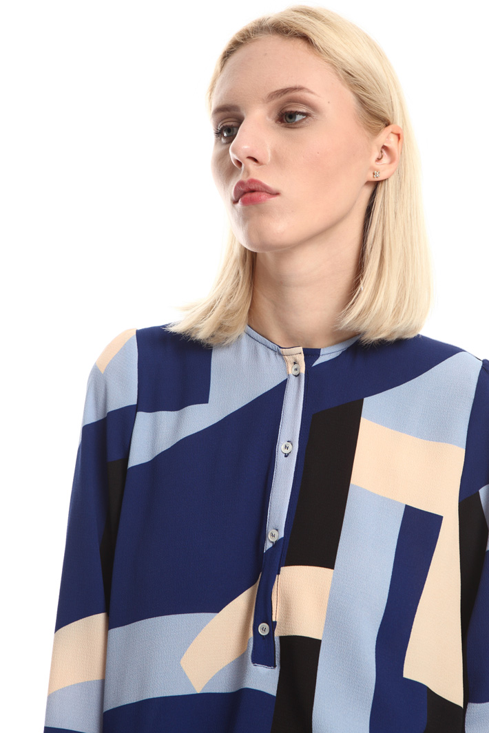 Blouse in striped crepe fabric Intrend Blouse in striped crepe fabric Intrend