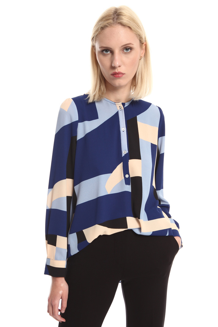 Blouse in striped crepe fabric Intrend Blouse in striped crepe fabric Intrend