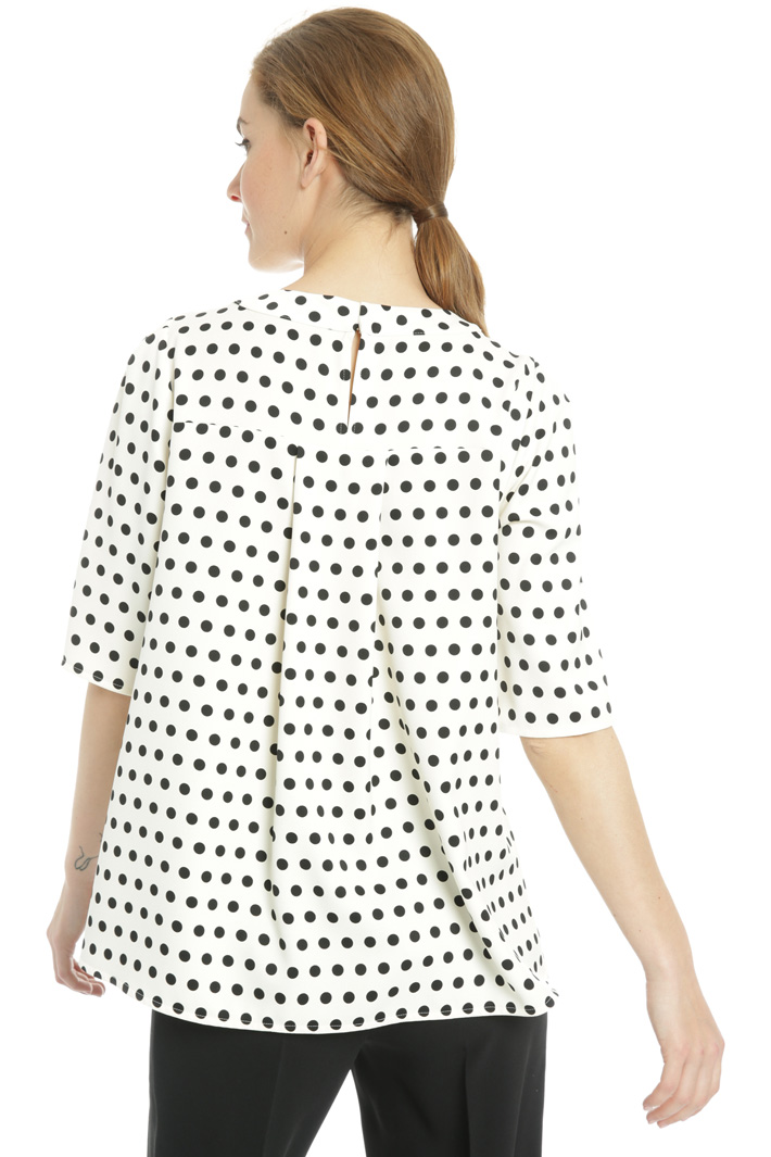Flared polka dot blouse
Intrend Flared polka dot blouse
Intrend