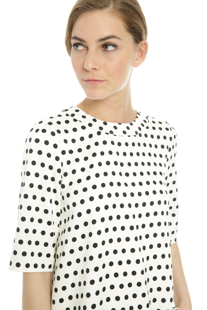 Flared polka dot blouse
Intrend Flared polka dot blouse
Intrend