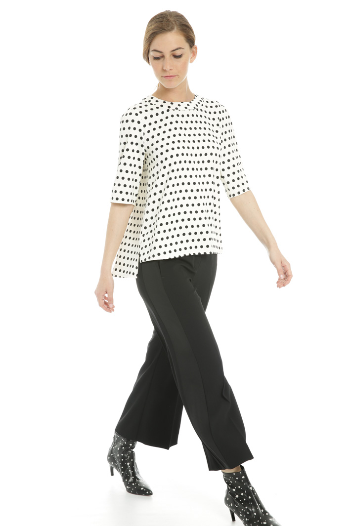 Flared polka dot blouse
Intrend Flared polka dot blouse
Intrend