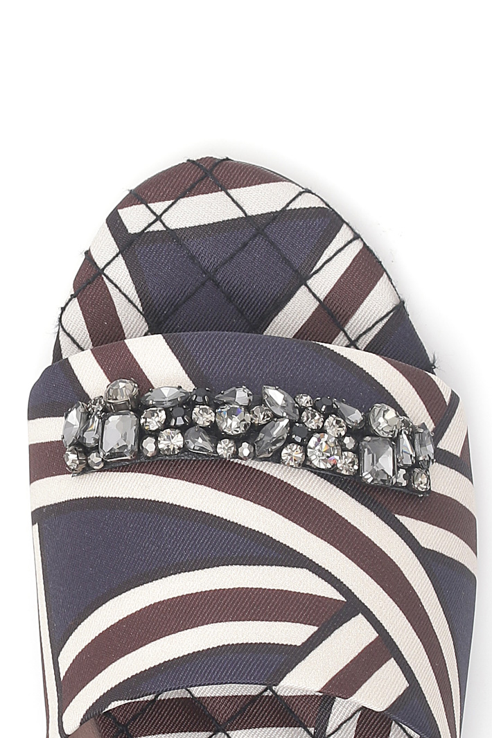 Jeweled embroidery slipper Intrend Jeweled embroidery slipper Intrend
