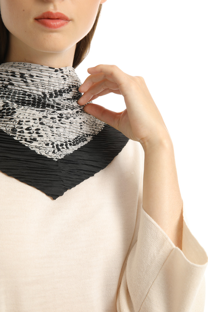 Pleated asymmetrical foulard Intrend Pleated asymmetrical foulard Intrend