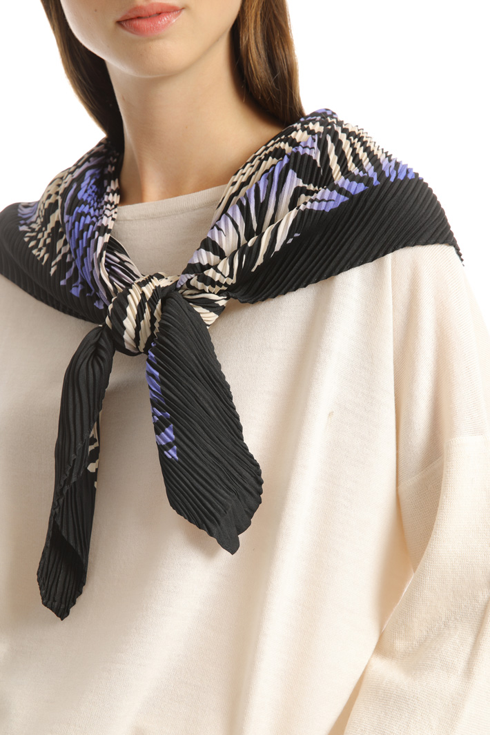 Pleated scarf with print Intrend Pleated scarf with print Intrend