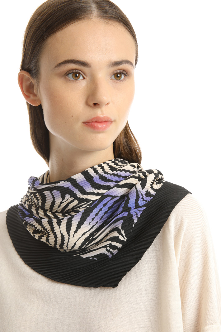 Pleated scarf with print Intrend Pleated scarf with print Intrend