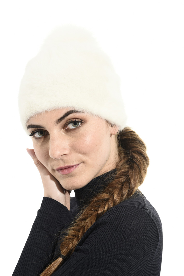Angora blend yarn hat Intrend Angora blend yarn hat Intrend
