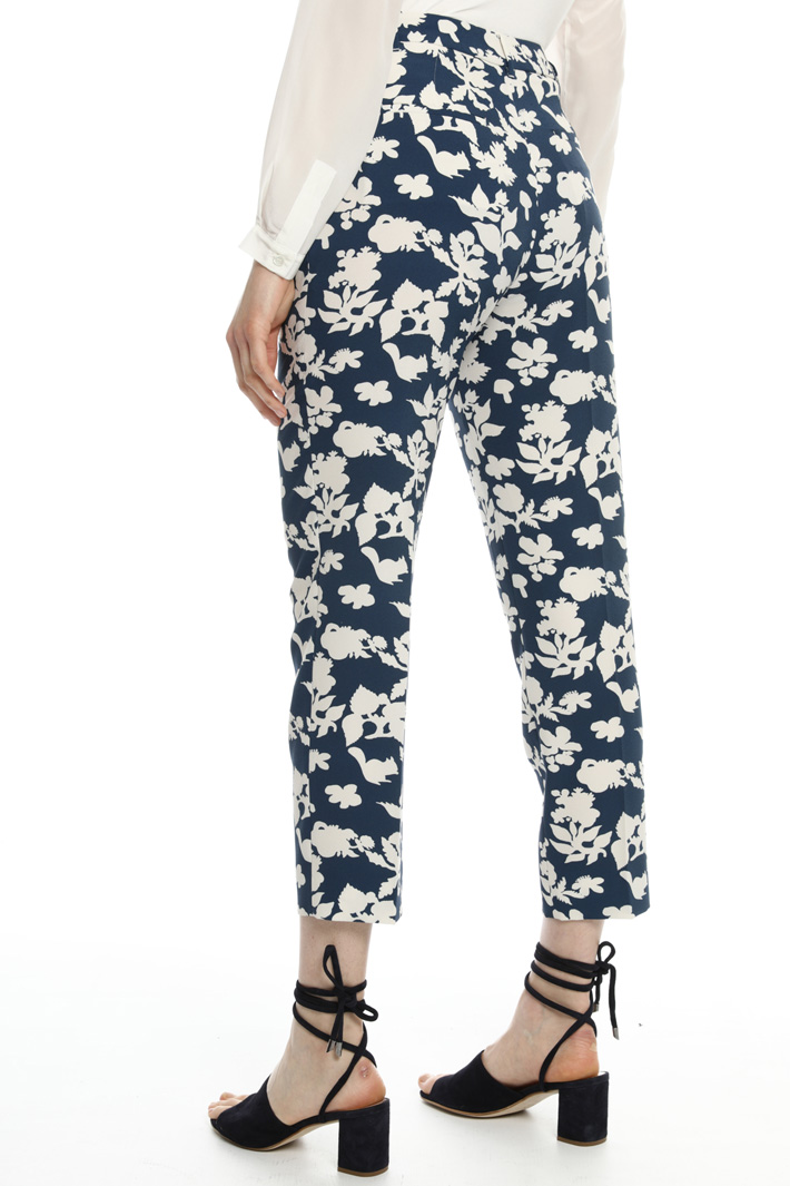 Printed fabric trousers
Intrend Printed fabric trousers
Intrend