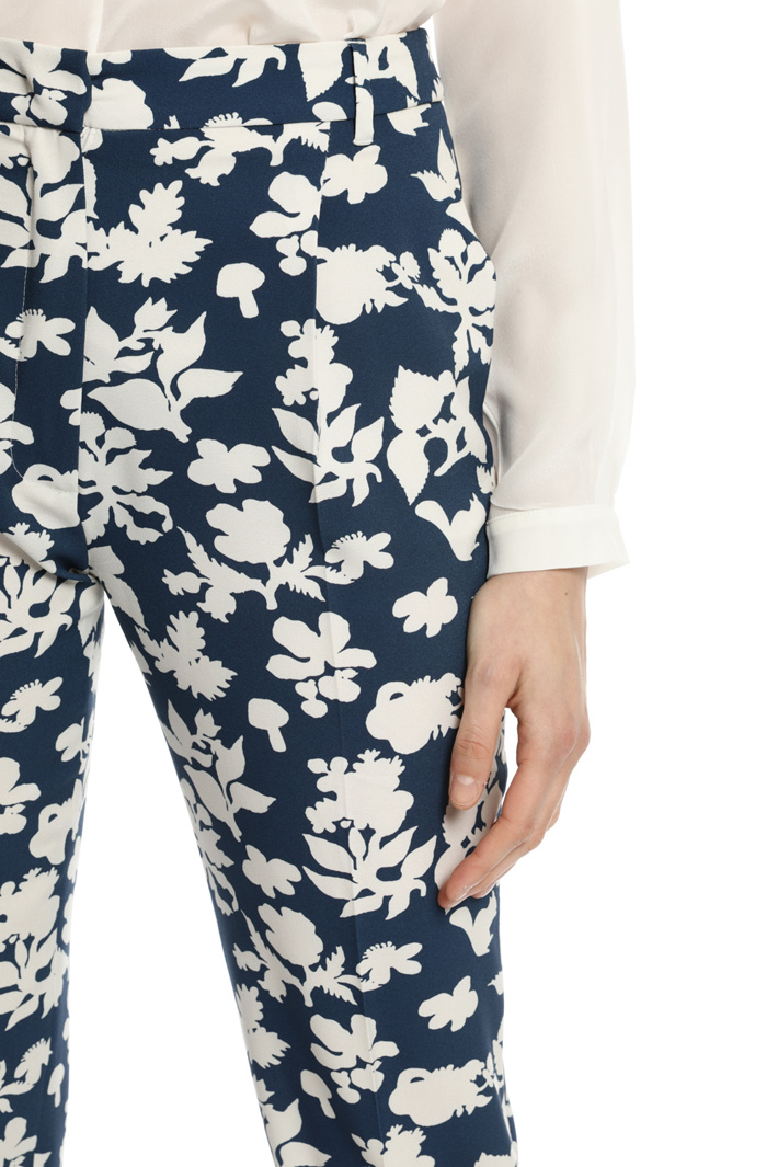 Printed fabric trousers
Intrend Printed fabric trousers
Intrend