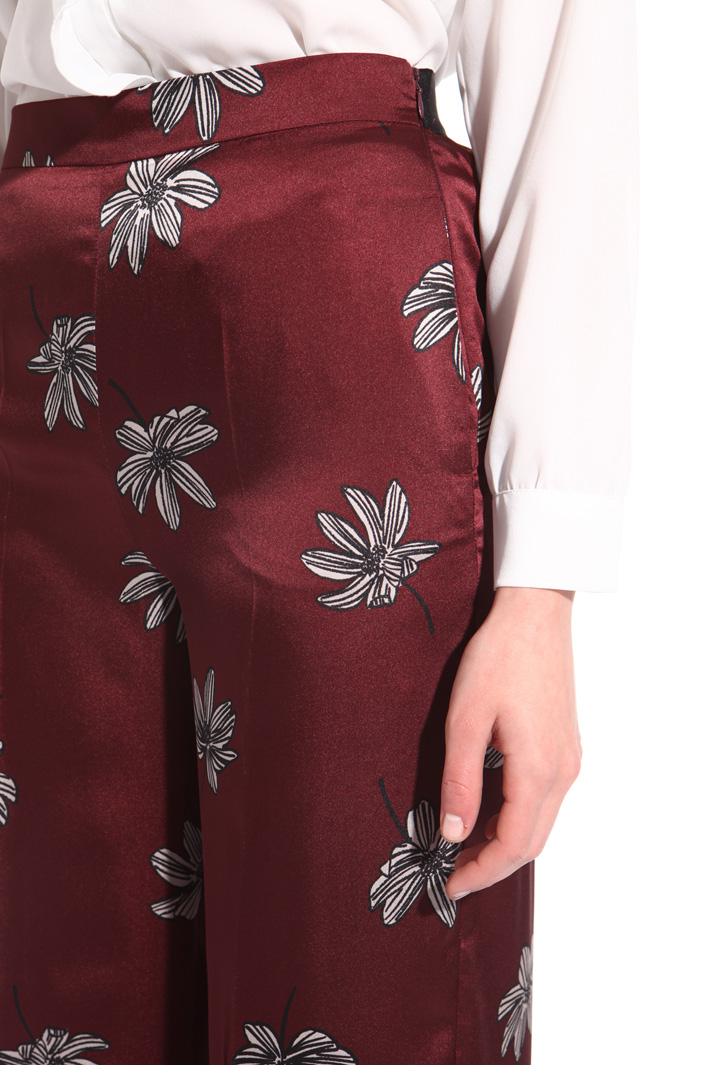 Cropped twill trousers
Intrend Cropped twill trousers
Intrend