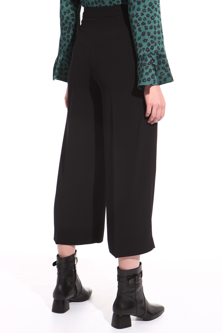 Heavy crepe trousers
Intrend Heavy crepe trousers
Intrend