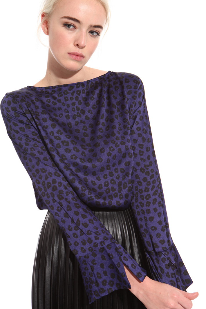 Animal print satin blouse
Intrend Animal print satin blouse
Intrend