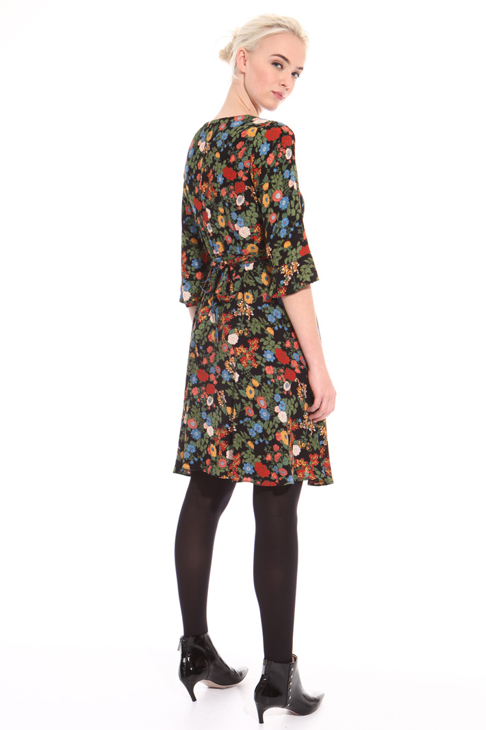V-neck floral dress Intrend V-neck floral dress Intrend