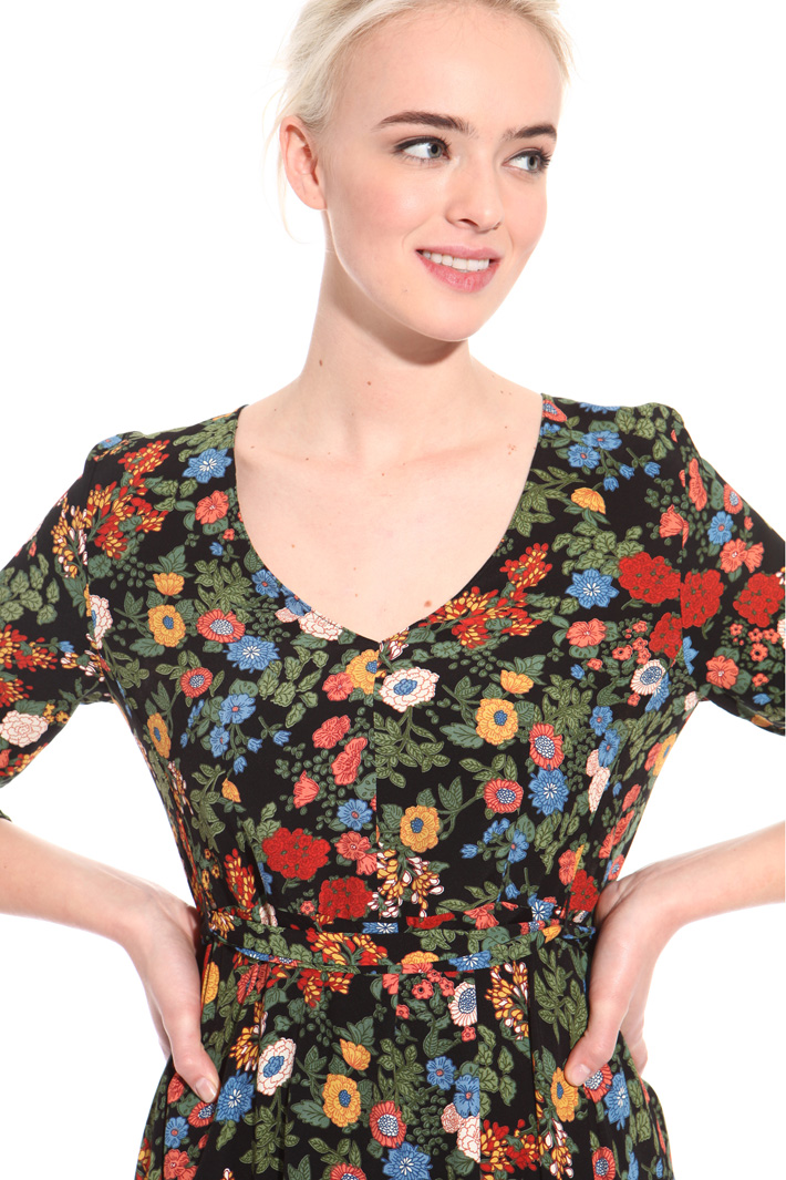 V-neck floral dress Intrend V-neck floral dress Intrend