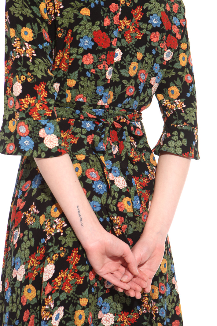 V-neck floral dress Intrend V-neck floral dress Intrend