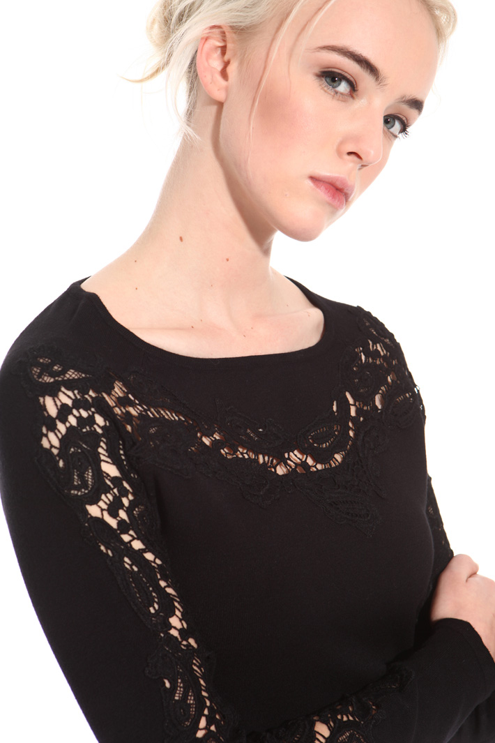 Sweater with macrame lace Intrend Sweater with macrame lace Intrend