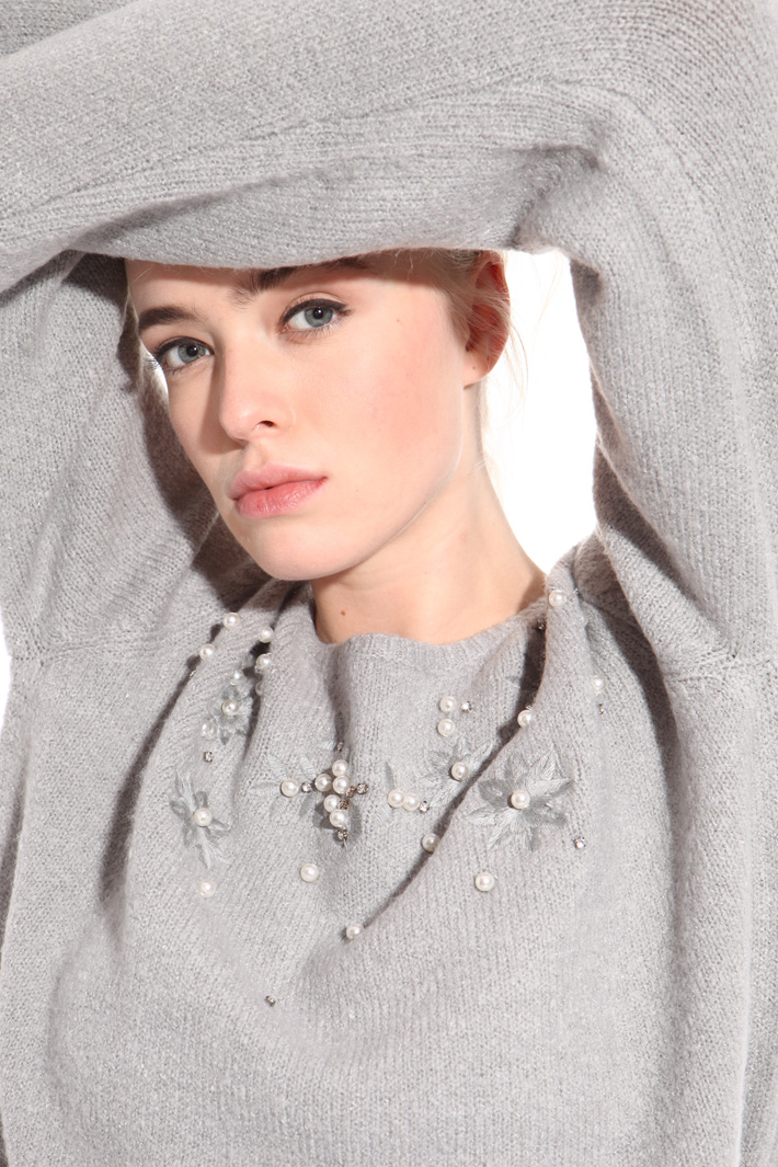 Jewel embroidered sweater Intrend Jewel embroidered sweater Intrend