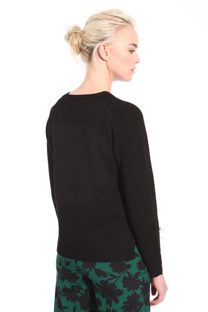 Wool sweater with feathers
Intrend Wool sweater with feathers
Intrend